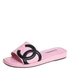 مملوكة مسبقًا Chanel Pink Leather CC Cambon Flat Slides Size 41.5