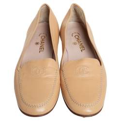 مملوكة مسبقًا Chanel Beige Leather CC Slip on Loafers Size 41