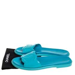 مملوكة مسبقًا صندل سلايد شانيل مزين شعار الماركة سي سي جلد لامع أزرق مقاس 40