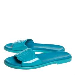 مملوكة مسبقًا صندل سلايد شانيل مزين شعار الماركة سي سي جلد لامع أزرق مقاس 40