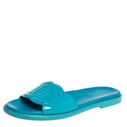 مملوكة مسبقًا صندل سلايد شانيل مزين شعار الماركة سي سي جلد لامع أزرق مقاس 40