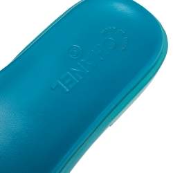 مملوكة مسبقًا صن دل سلايد شانيل مزين شعار الماركة سي سي جلد لامع أزرق مقاس 40