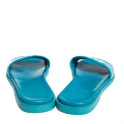 مملوكة مسبقًا صندل سلايد شانيل مزين شعار الماركة سي سي جلد لامع أزرق مقاس 40