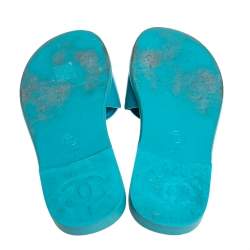 مملوكة مسبقًا صندل سلايد شانيل مزين شعار الماركة سي سي جلد لامع أزرق مقاس 40