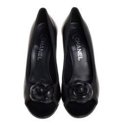 مملوكة مسبقًا حذاء كعب عالي شانيل كاميليا سي سي أسود مقدمة مفتوحة مقاس 38.5