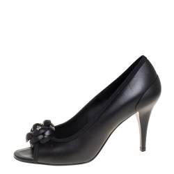 مملوكة مسبقًا حذاء كعب عالي شانيل كاميليا سي سي أسود مقدمة مفتوحة مقاس 38.5