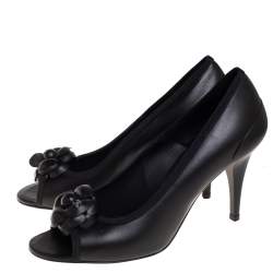 مملوكة مسبقًا حذاء كعب عالي شانيل كاميليا سي سي أسود مقدمة مفتوحة مقاس 38.5