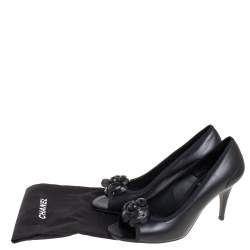 مملوكة مسبقًا حذاء كعب عالي شانيل كاميليا سي سي أسود مقدمة مفتوحة مقاس 38.5