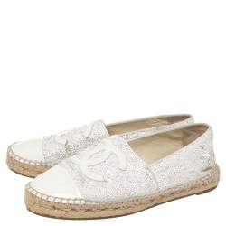 مملوكة مسبقًا Chanel White Sequins and Patent Leather CC Espadrilles Size 38