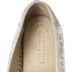 مملوكة مسبقًا Chanel White Sequins and Patent Leather CC Espadrilles Size 38