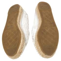 مملوكة مسبقًا Chanel White Sequins and Patent Leather CC Espadrilles Size 38