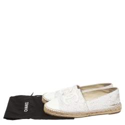 مملوكة مسبقًا Chanel White Sequins and Patent Leather CC Espadrilles Size 38