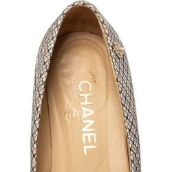 مملوكة مسبقًا حذاء فلات باليه شانيل غطاء مقدمة سى سى جلد لامع وقماش أسود / بيج مقاس 36 