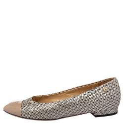 مملوكة مسبقًا حذاء فلات باليه شانيل غطاء مقدمة سى سى جلد لامع وقماش أسود / بيج مقاس 36 