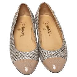 مملوكة مسبقًا حذاء فلات باليه شانيل غطاء مقدمة سى سى جلد لامع وقماش أسود / بيج مقاس 36 