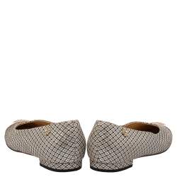 مملوكة مسبقًا حذاء فلات باليه شانيل غطاء مقدمة سى سى جلد لامع وقماش أسود / بيج مقاس 36 