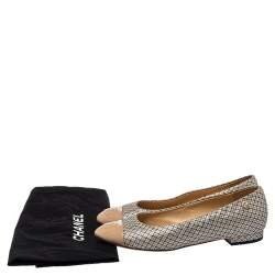 مملوكة مسبقًا حذاء فلات باليه شانيل غطاء مقدمة سى سى جلد لامع وقماش أسود / بيج مقاس 36 