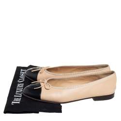 مملوكة مسبقًا Chanel Beige/Black Leather CC Cap Toe Ballet Flats Size 38