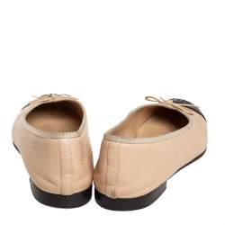 مملوكة مسبقًا Chanel Beige/Black Leather CC Cap Toe Ballet Flats Size 38