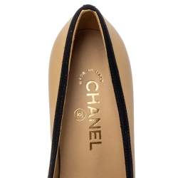 مملوكة مسبقًا Chanel Beige/Black Leather And Canvas CC Pumps Size 37.5