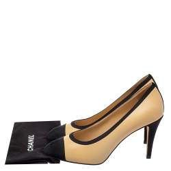 مملوكة مسبقًا Chanel Beige/Black Leather And Canvas CC Pumps Size 37.5