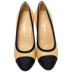 مملوكة مسبقًا Chanel Beige/Black Leather And Canvas CC Pumps Size 37.5