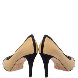 مملوكة مسبقًا Chanel Beige/Black Leather And Canvas CC Pumps Size 37.5