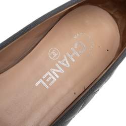 Pre Owned Chanel Grey Patent Leather CC Logo Ballet Flats Size 38.5