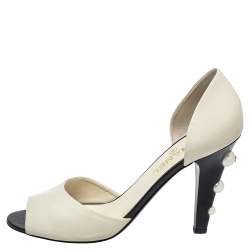 Pre Owned حذاء كعب عالي شانيل جلد كريمي سي سي لؤلؤ مزخرف دورسي مقدمة مفتوحة مقاس 40.5