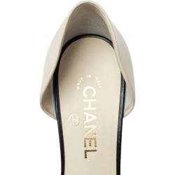 Pre Owned حذاء كعب عالي شانيل جلد كريمي سي سي لؤلؤ مزخرف دورسي مقدمة مفتوحة مقاس 40.5