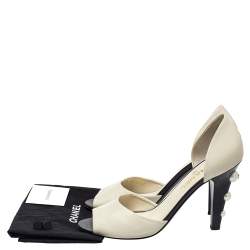 Pre Owned حذاء كعب عالي شانيل جلد كريمي سي سي لؤلؤ مزخرف دورسي مقدمة مفتوحة مقاس 40.5