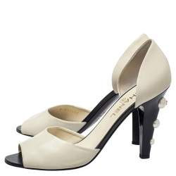 Pre Owned حذاء كعب عالي شانيل جلد كريمي سي سي لؤلؤ مزخرف دورسي مقدمة مفتوحة مقاس 40.5