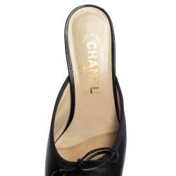 مملوكة مسبقًا Chanel Vintage Black Leather CC Cap Toe Mules Size 38
