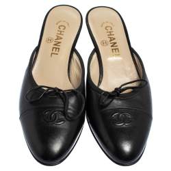مملوكة مسبقًا Chanel Vintage Black Leather CC Cap Toe Mules Size 38