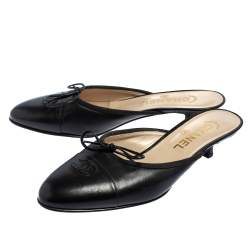 مملوكة مسبقًا Chanel Vintage Black Leather CC Cap Toe Mules Size 38