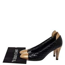 Pre Owned حذاء كعب عالي شانيل غطاء مقدمة جلد لامع وجلد مبطن ذهبي/ أسود مقاس 37.5