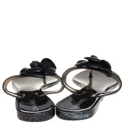 Pre Owned حذاء فلات شانيل كاميليا مطاط أسود/فضي ميتاليك مقاس 38