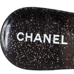 Pre Owned حذاء فلات شانيل كاميليا مطاط أسود/فضي ميتاليك مقاس 38