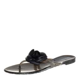 Pre Owned حذاء فلات شانيل كاميليا مطاط أسود/فضي ميتاليك مقاس 38