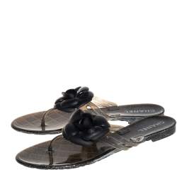 Pre Owned حذاء فلات شانيل كاميليا مطاط أسود/فضي ميتاليك مقاس 38