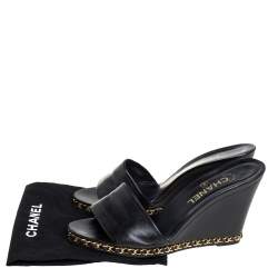 مملوكة مسبقًا Chanel Black Leather CC Chain Detail Wedge Open Toe Sandals Size 39