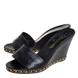 مملوكة مسبقًا Chanel Black Leather CC Chain Detail Wedge Open Toe Sandals Size 39