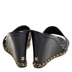 مملوكة مسبقًا Chanel Black Leather CC Chain Detail Wedge Open Toe Sandals Size 39