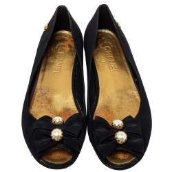 مملوكة مسبقًا Chanel Black Fabric Pearl Embellished Peep Toe Ballet Flats Size 39.5
