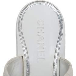 مملوكة مسبقًا صندل سلايد شانيل مزين زهرة كاميليا سي سي جلد أبيض مقاس 41