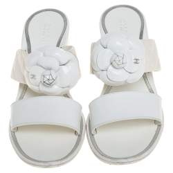 مملوكة مسبقًا صندل سلايد شانيل مزين زهرة كاميليا سي سي جلد أبيض مقاس 41