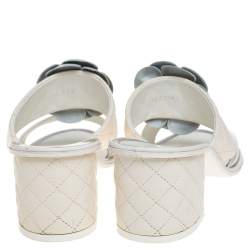 مملوكة مسبقًا صندل سلايد شانيل مزين زهرة كاميليا سي سي جلد أبيض مقاس 41