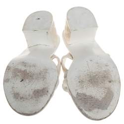 مملوكة مسبقًا صندل سلايد شانيل مزين زهرة كاميليا سي سي جلد أبيض مقاس 41