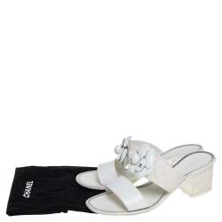 مملوكة مسبقًا صندل سلايد شانيل مزين زهرة كاميليا سي سي جلد أبيض مقاس 41