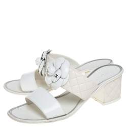 مملوكة مسبقًا صندل سلايد شانيل مزين زهرة كاميليا سي سي جلد أبيض مقاس 41